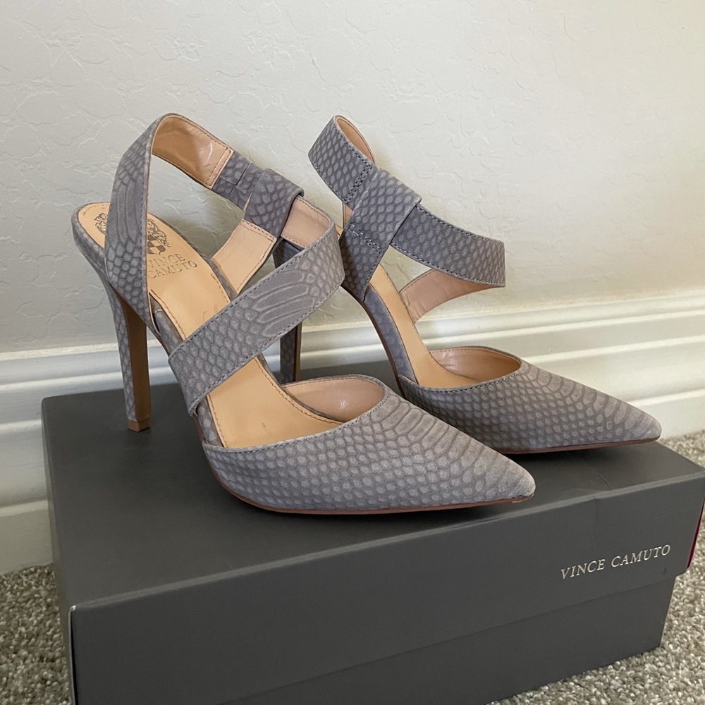 EUC Vince Camuto heels- gray snake print